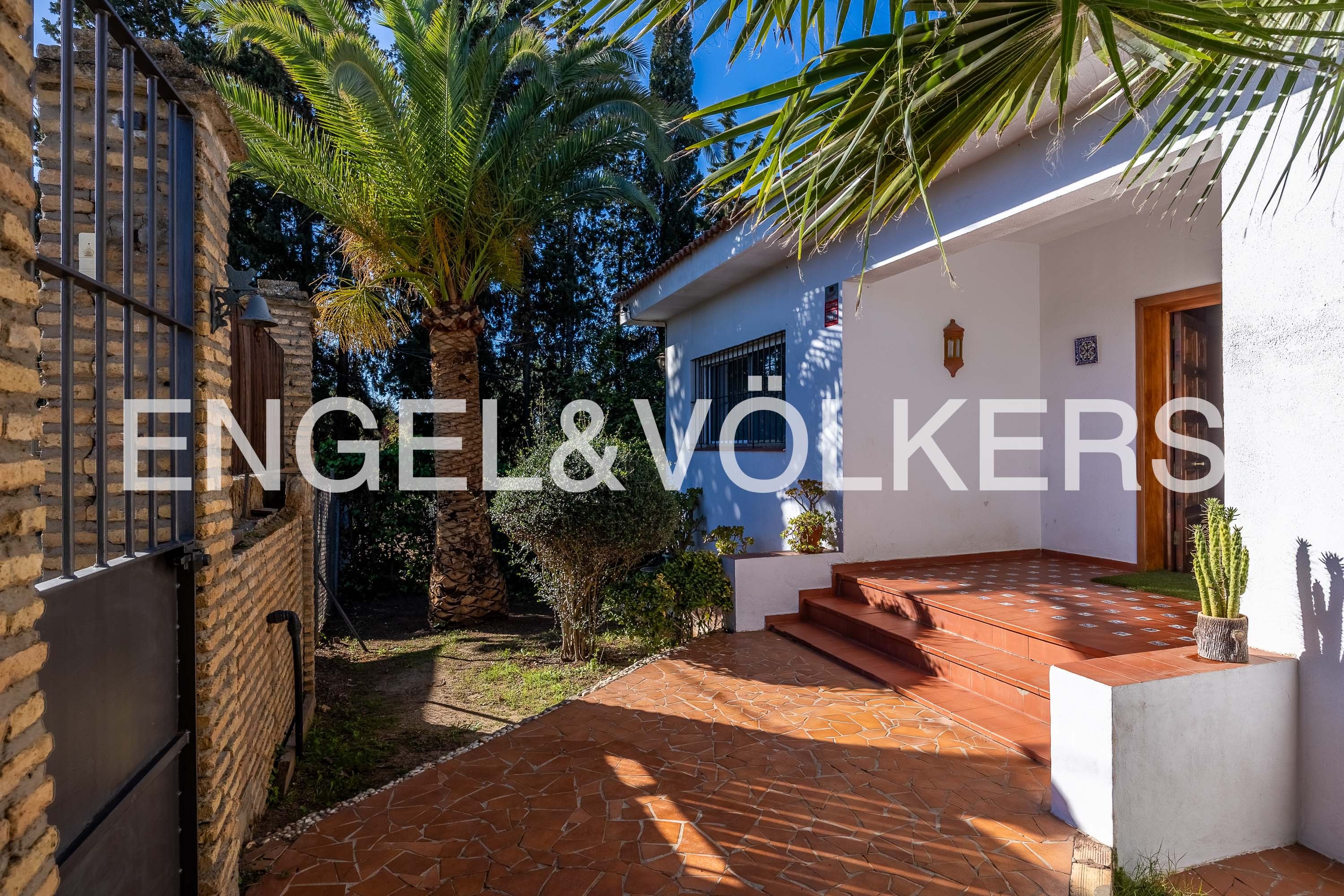 Exterior view of House or chalet for sale in Dos Hermanas  with Air Conditioner, Heating and Private garden
