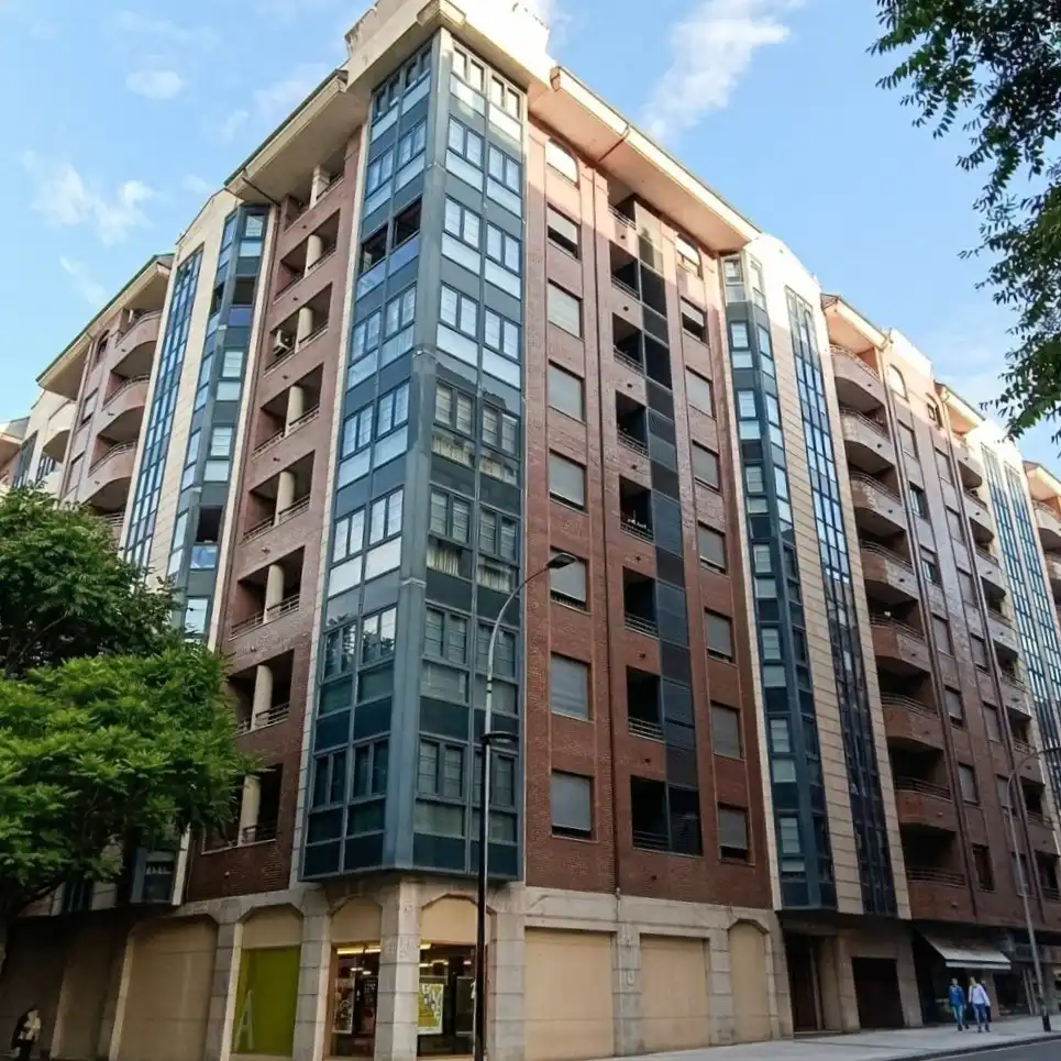 Vista exterior de Pis en venda en León Capital  amb Aire condicionat, Calefacció i Parquet