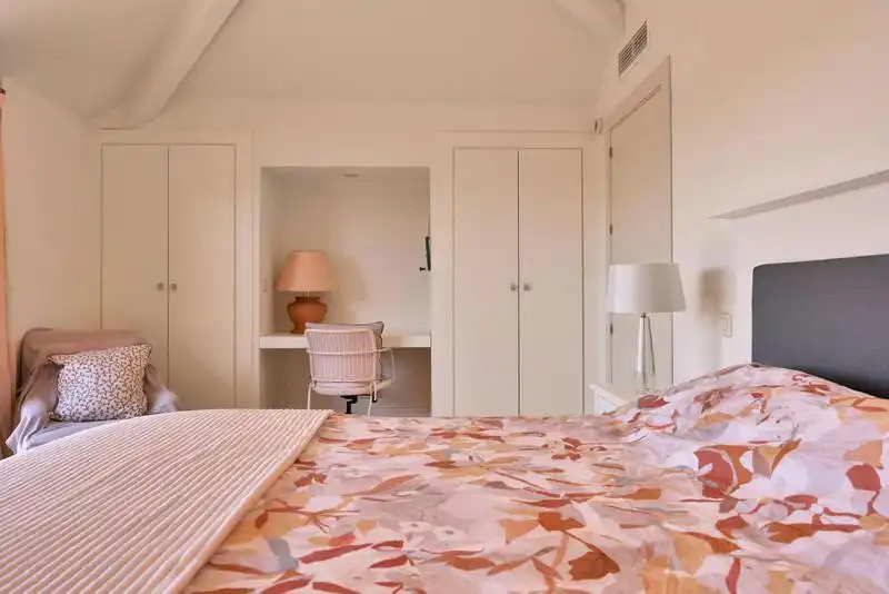 Schlafzimmer von Dachboden zur Miete in Marbella mit Klimaanlage, Terrasse und Schwimmbad