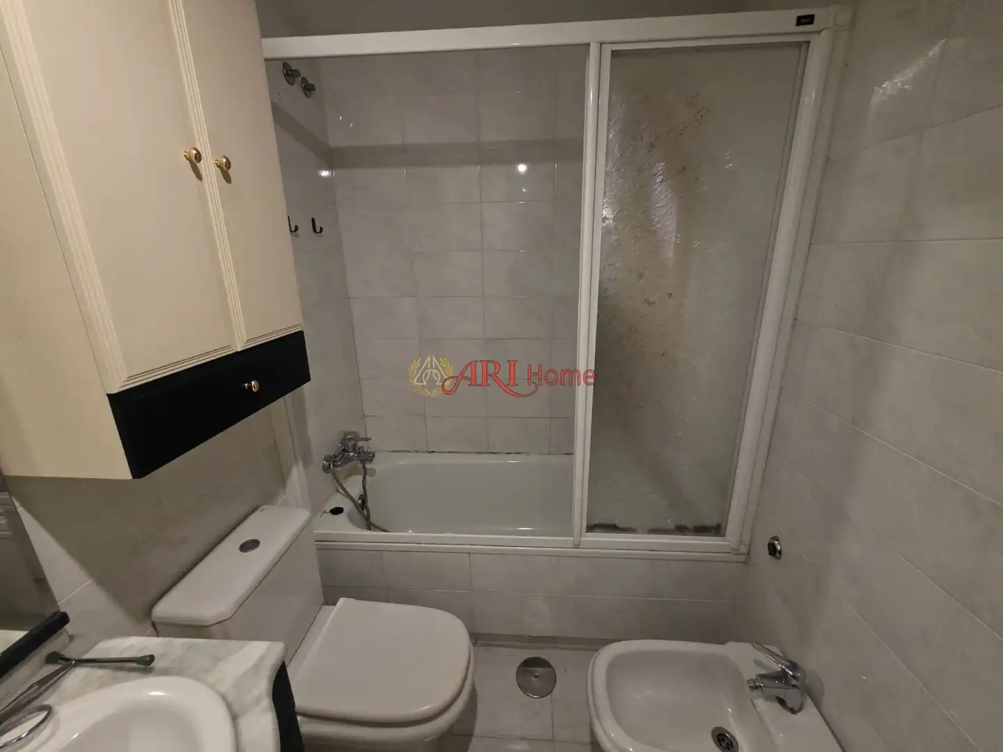 Bathroom of Flat for sale in Fuenlabrada  with Air Conditioner, Heating and Swimming Pool