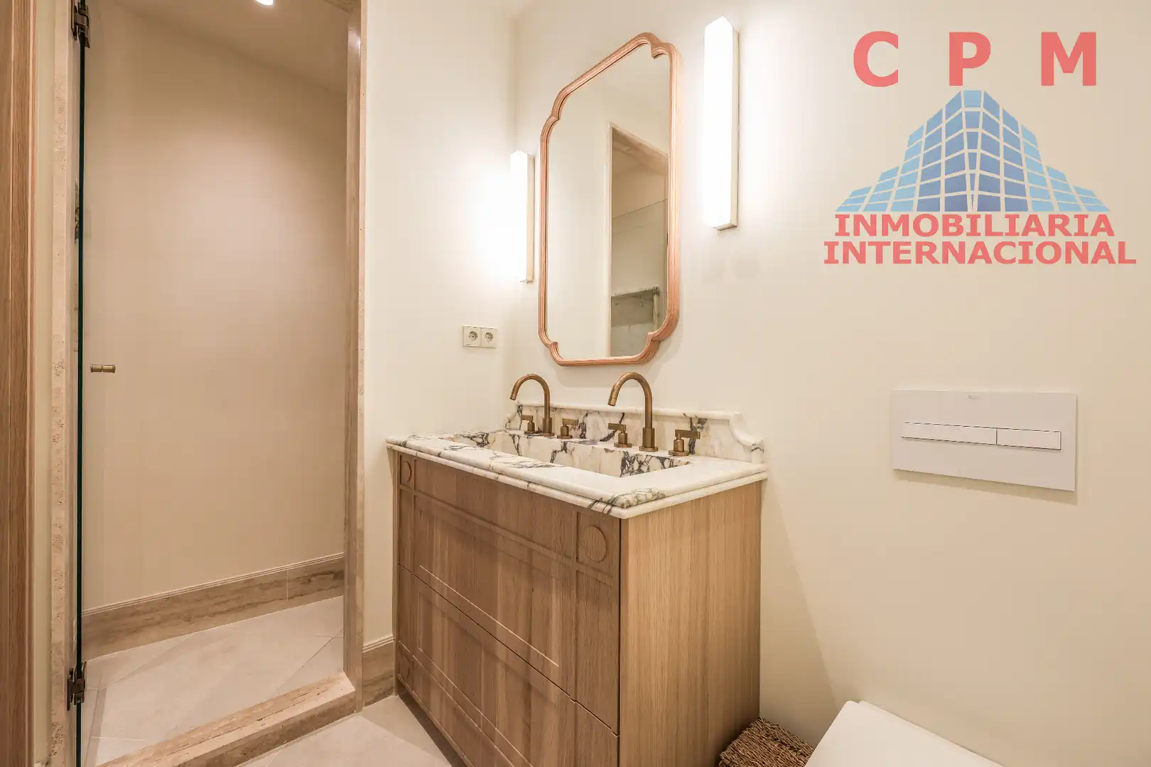 Bathroom of Flat for sale in Barrio de Salamanca