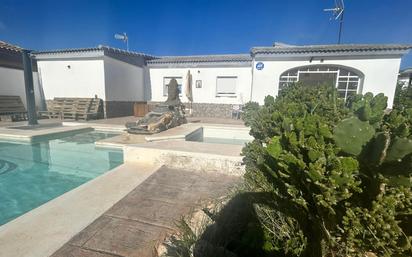 Piscina de Casa o xalet en venda en Chiclana de la Frontera amb Terrassa i Piscina