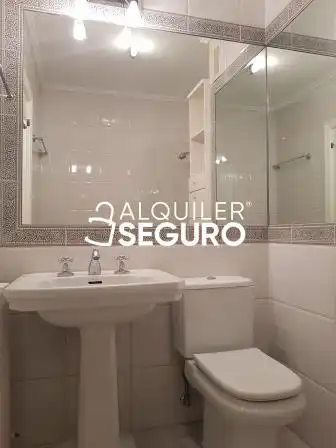 Badezimmer von Wohnung zur Miete in Bilbao  mit Heizung, Terrasse und Möbliert