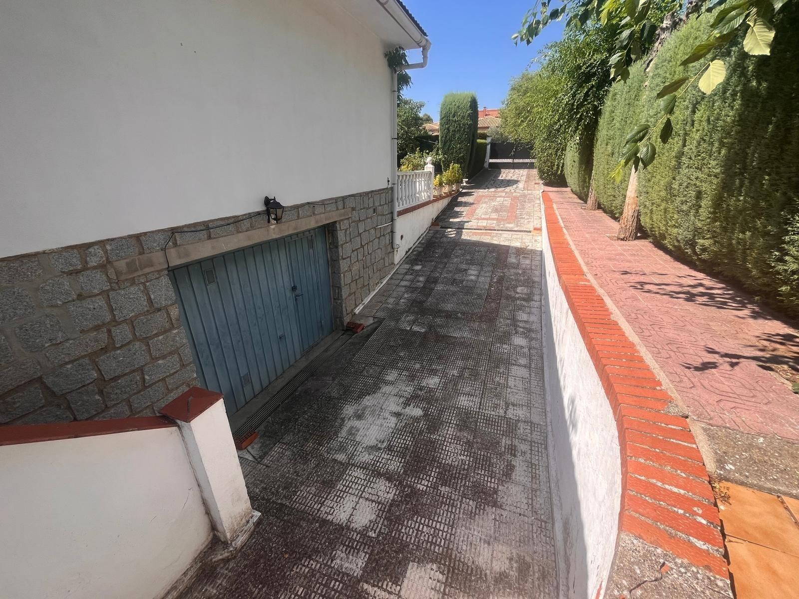 Vista exterior de Casa o xalet en venda en Villaluenga de la Sagra amb Calefacció, Jardí privat i Terrassa