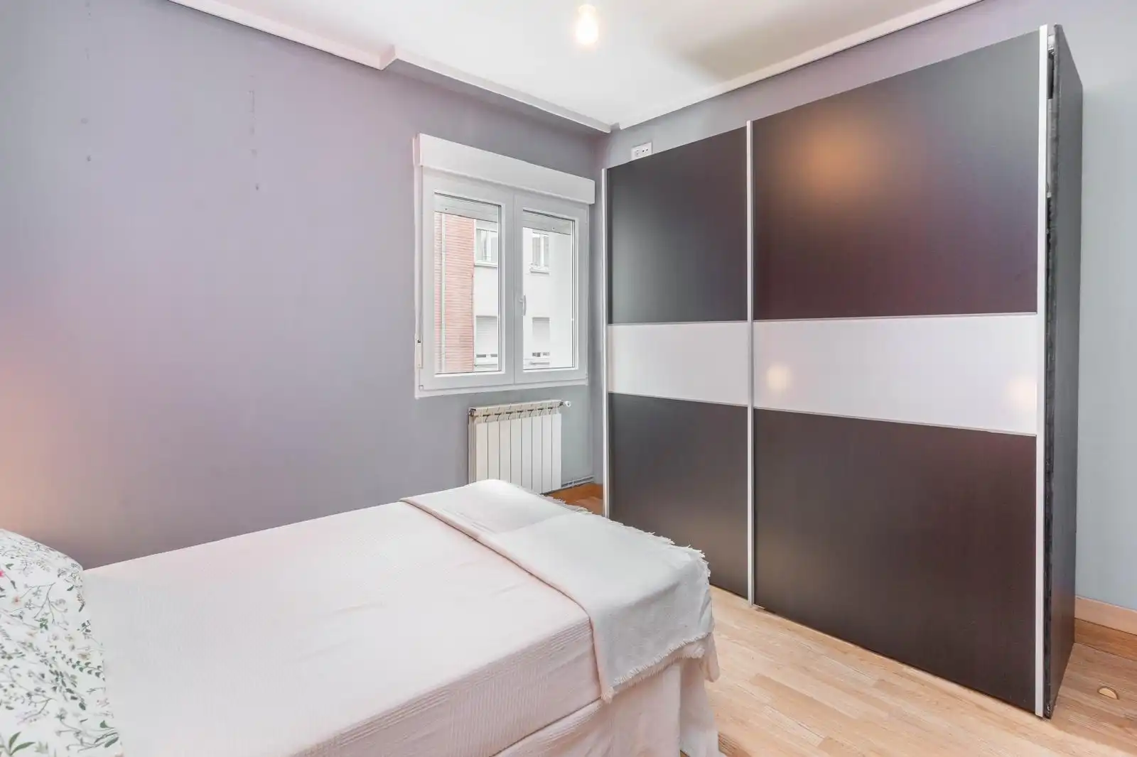 Dormitori de Apartament en venda en Oviedo  amb Calefacció i Moblat