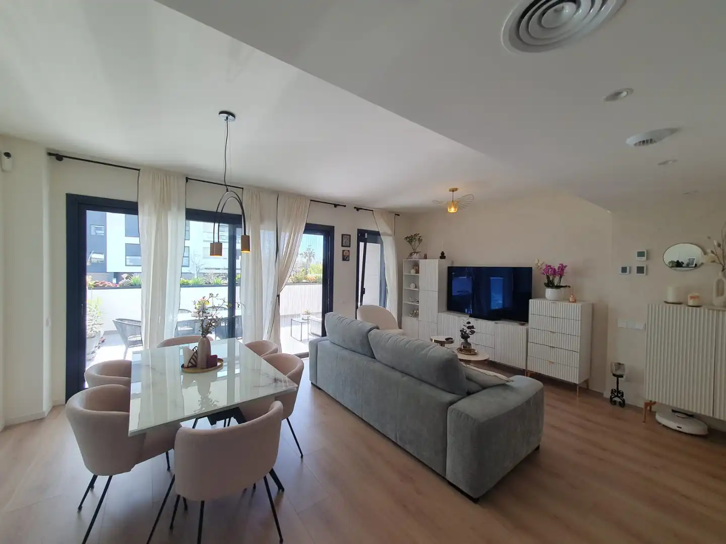 Sala d'estar de Planta baixa en venda en Vilanova i la Geltrú amb Aire condicionat, Calefacció i Jardí privat