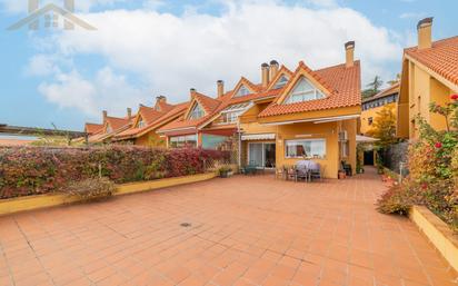 Vista exterior de Casa adosada en venda en San Lorenzo de El Escorial amb Calefacció, Jardí privat i Parquet