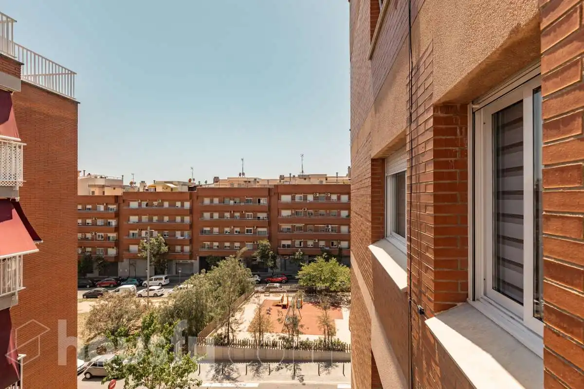 Vista exterior de Piso en venta en Sant Boi de Llobregat con Calefacción, Amueblado y Balcón