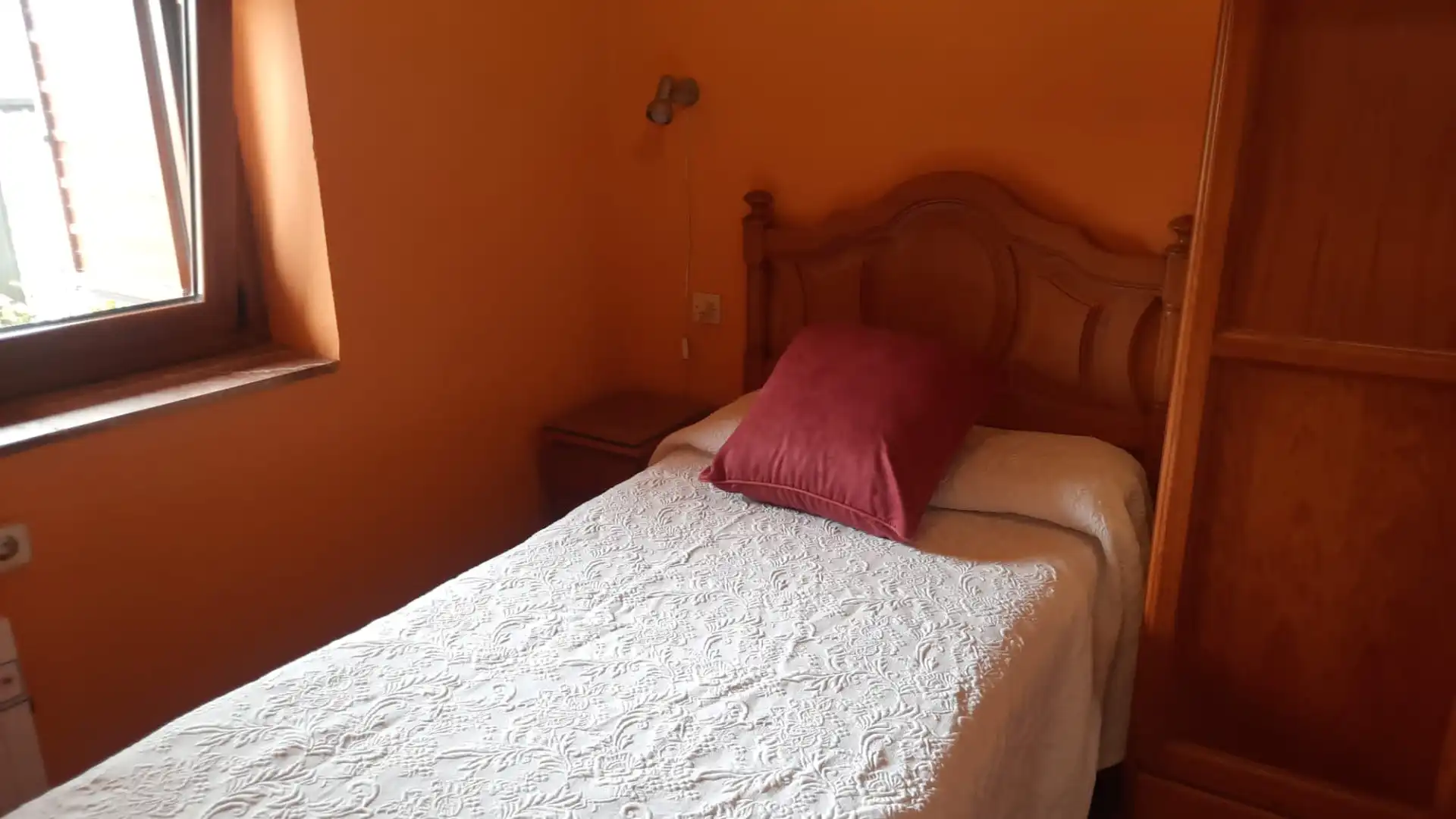 Dormitori de Casa o xalet en venda en Las Regueras   amb Calefacció, Terrassa i Forn