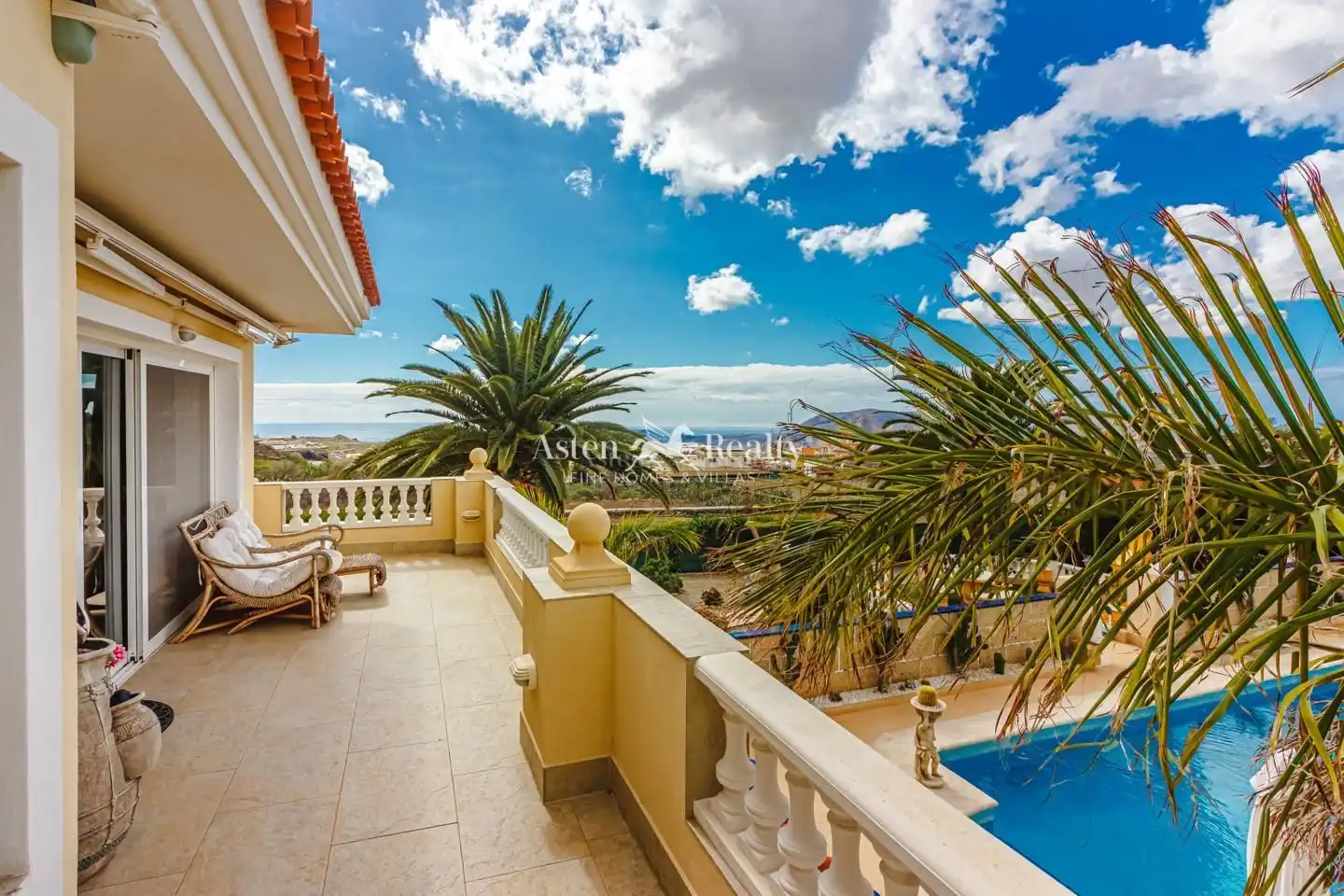Vista exterior de Casa o xalet en venda en Arona amb Aire condicionat, Terrassa i Piscina