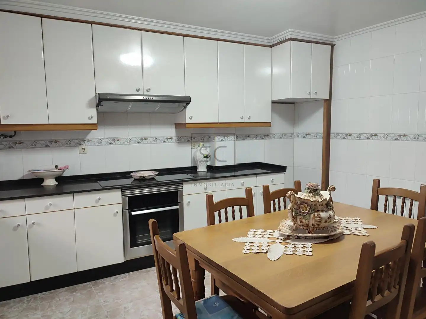 Küche von Einfamilien-Reihenhaus zum Verkauf in Ares mit Terrasse, Abstellraum und Möbliert