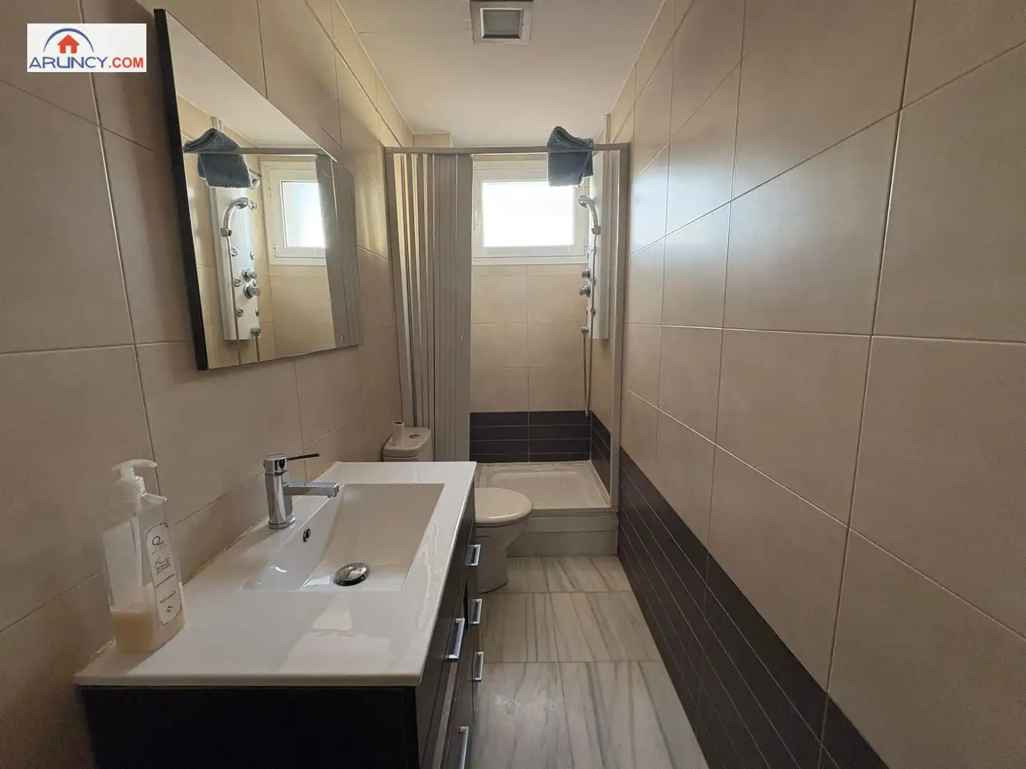 Bathroom of Flat for sale in Sevilla  with Air Conditioner, Terrace and Storage room