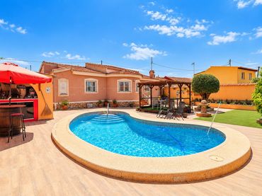 House with pool for sale in Benijófar