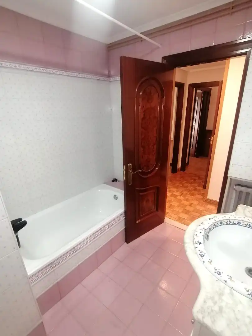 Badezimmer von Wohnung zur Miete in Gijón  mit Heizung, Parkett und Terrasse
