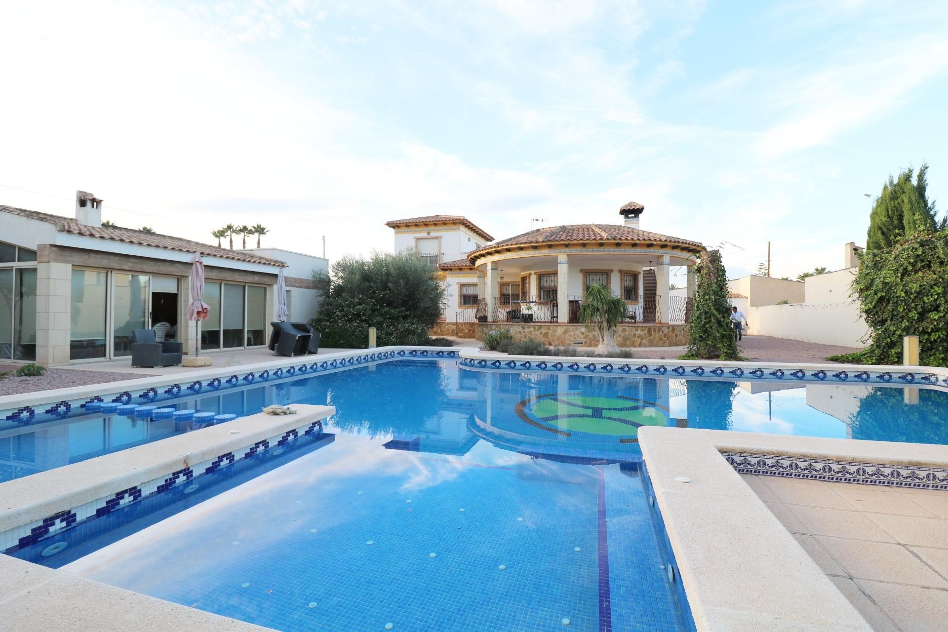 Swimming pool of House or chalet for sale in Catral  with Air Conditioner, Private garden and Terrace