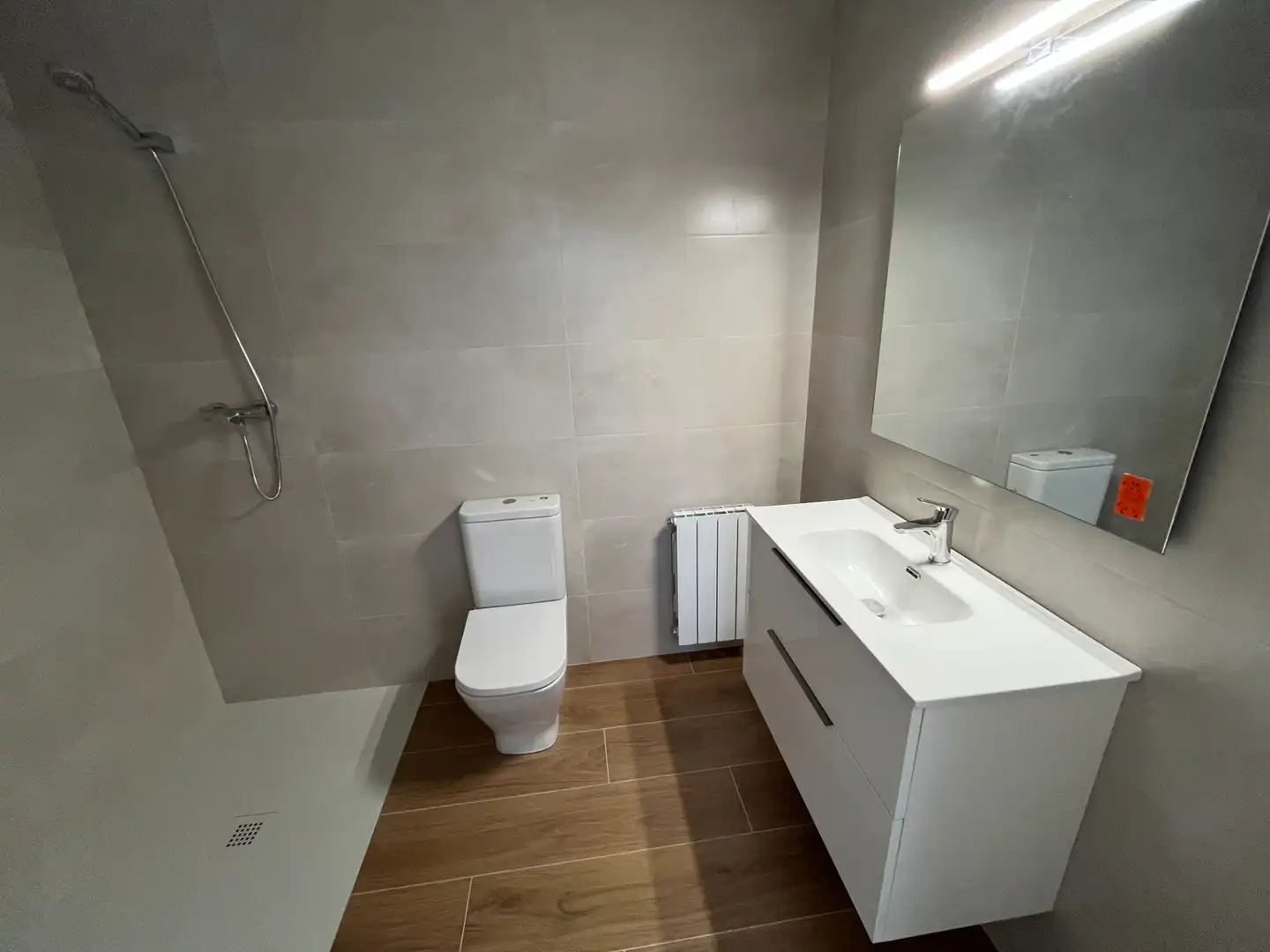 Baño de Casa adosada de alquiler en Cassà de la Selva con Aire acondicionado, Calefacción y Jardín privado