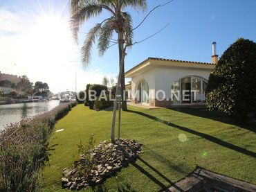 Xalet amb piscina en venda a Carrer Cap Negre