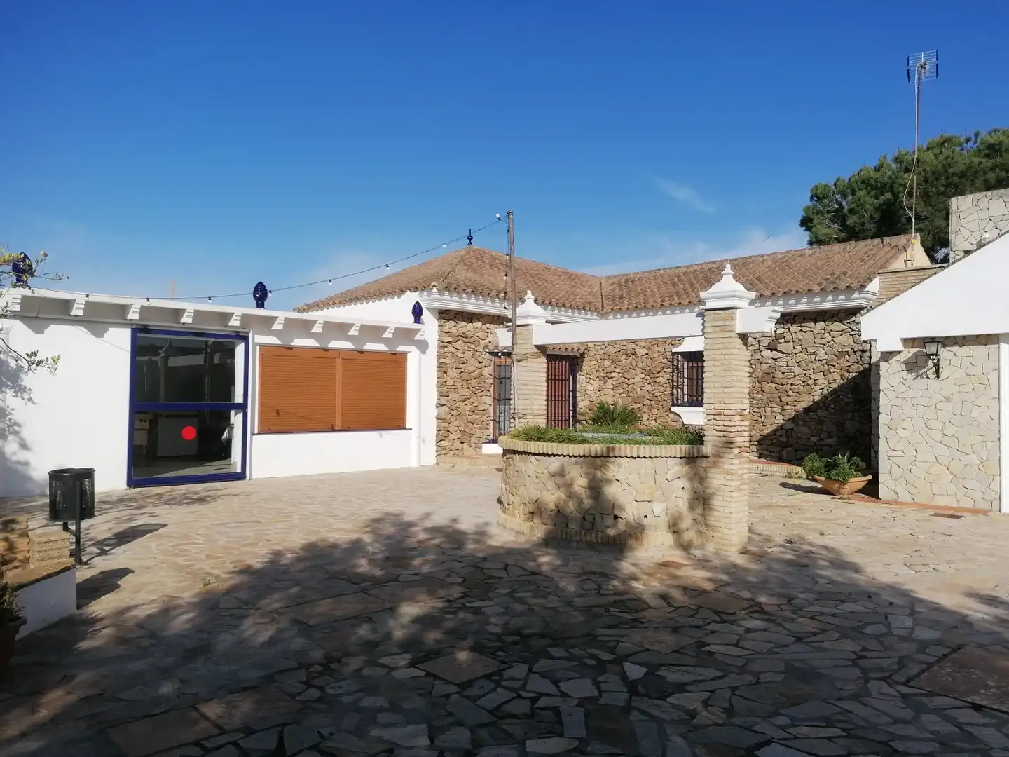 Vista exterior de Casa o chalet en venta en Chiclana de la Frontera con Trastero, Piscina y Horno