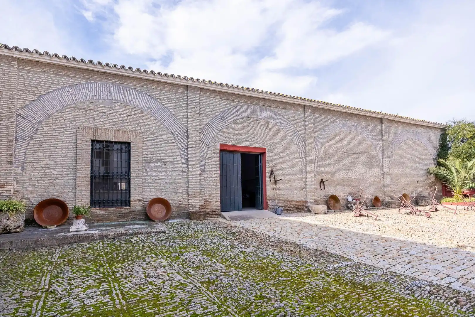 Vista exterior de Finca rústica en venda en Palomares del Río amb Jardí privat, Piscina i Balcó