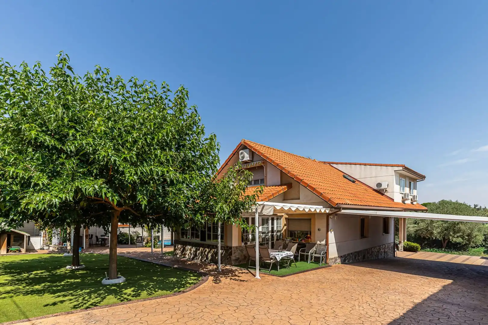 Vista exterior de Casa o xalet en venda en Nuevo Baztán amb Aire condicionat, Calefacció i Jardí privat