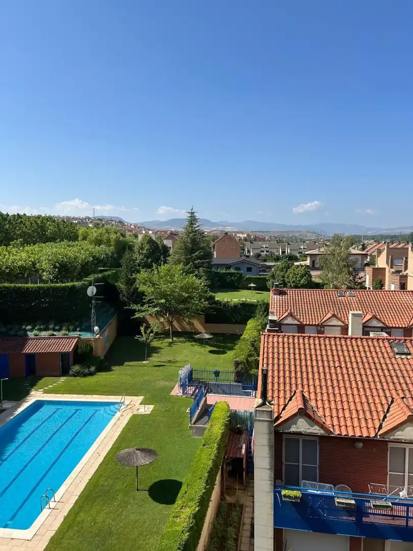 Jardí de Dúplex en venda en Villamediana de Iregua amb Calefacció, Parquet i Terrassa