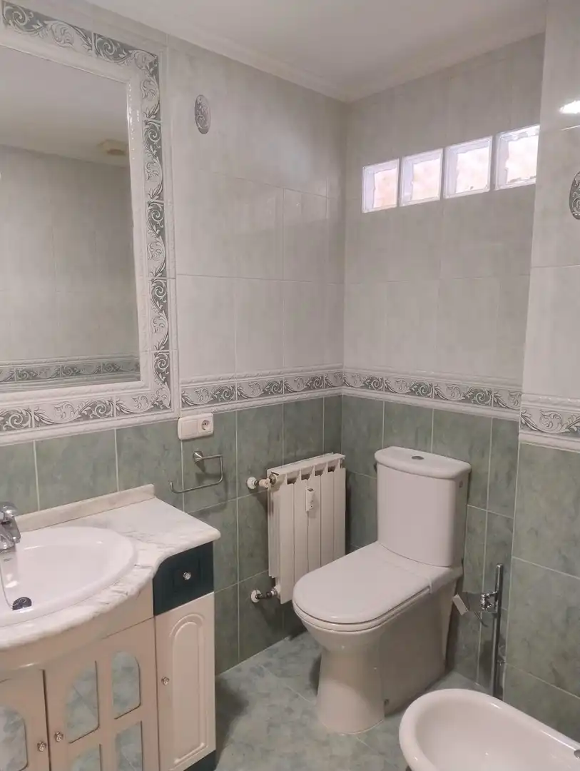 Baño de Piso en venta en Ciudad Real con Calefacción, Terraza y Amueblado