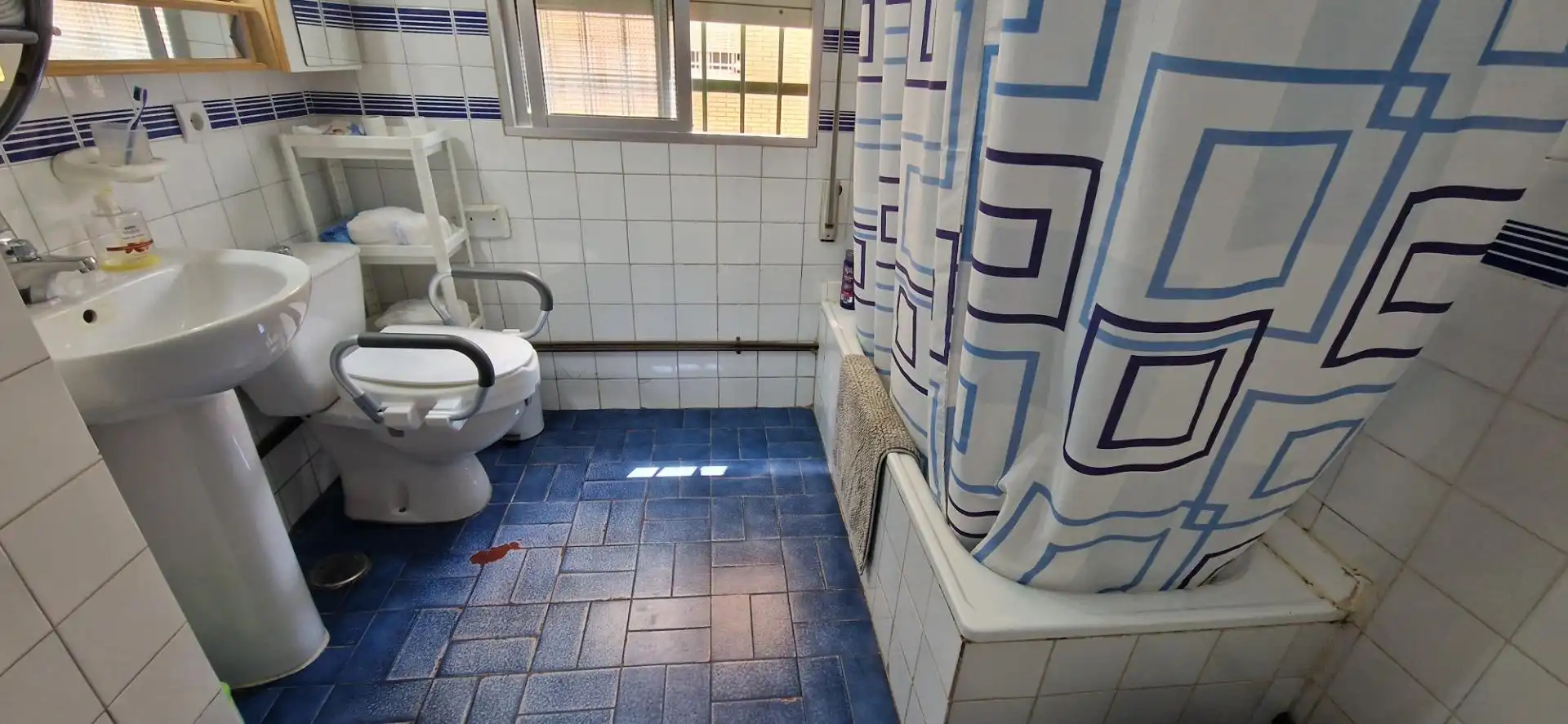 Bany de Planta baixa en venda en Sevilla amb Aire condicionat