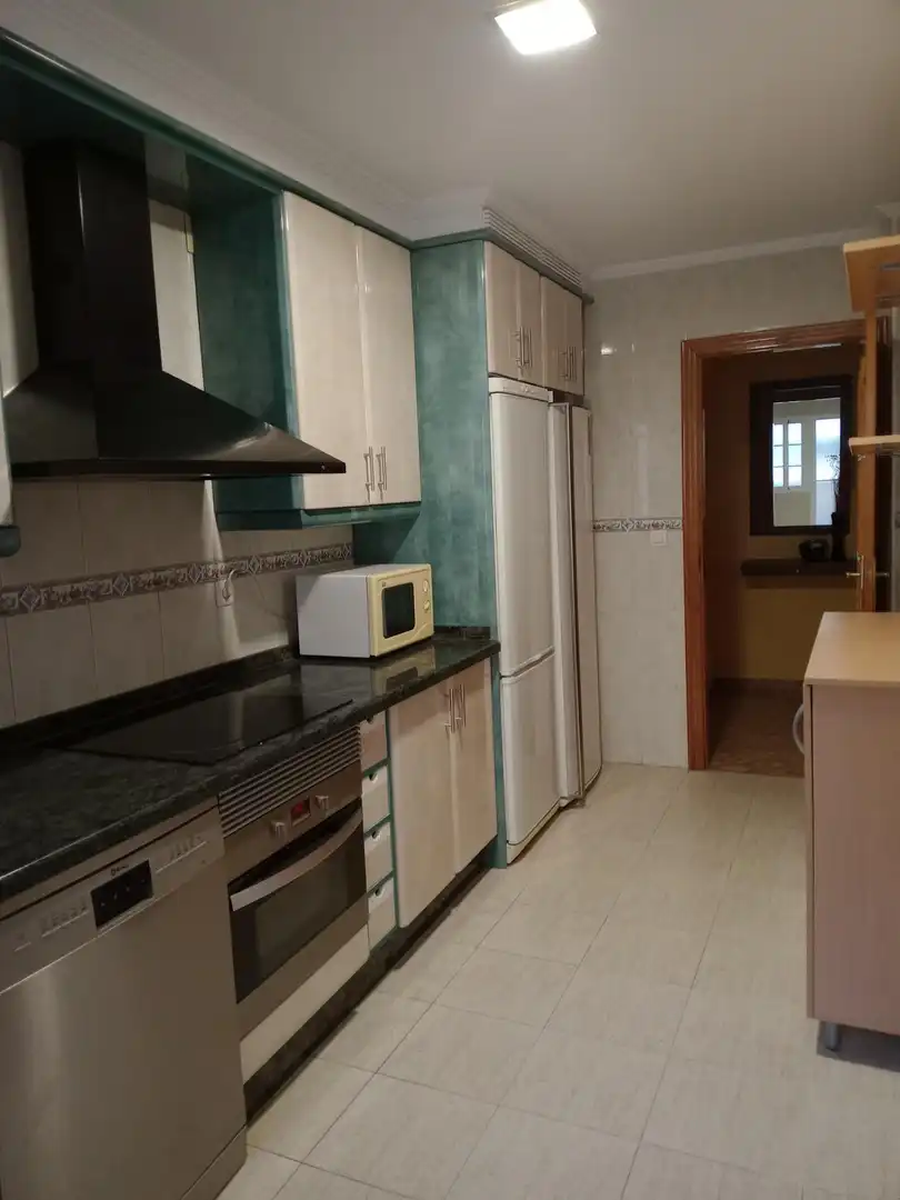 Cuina de Pis de lloguer en Motril amb Aire condicionat, Moblat i Balcó