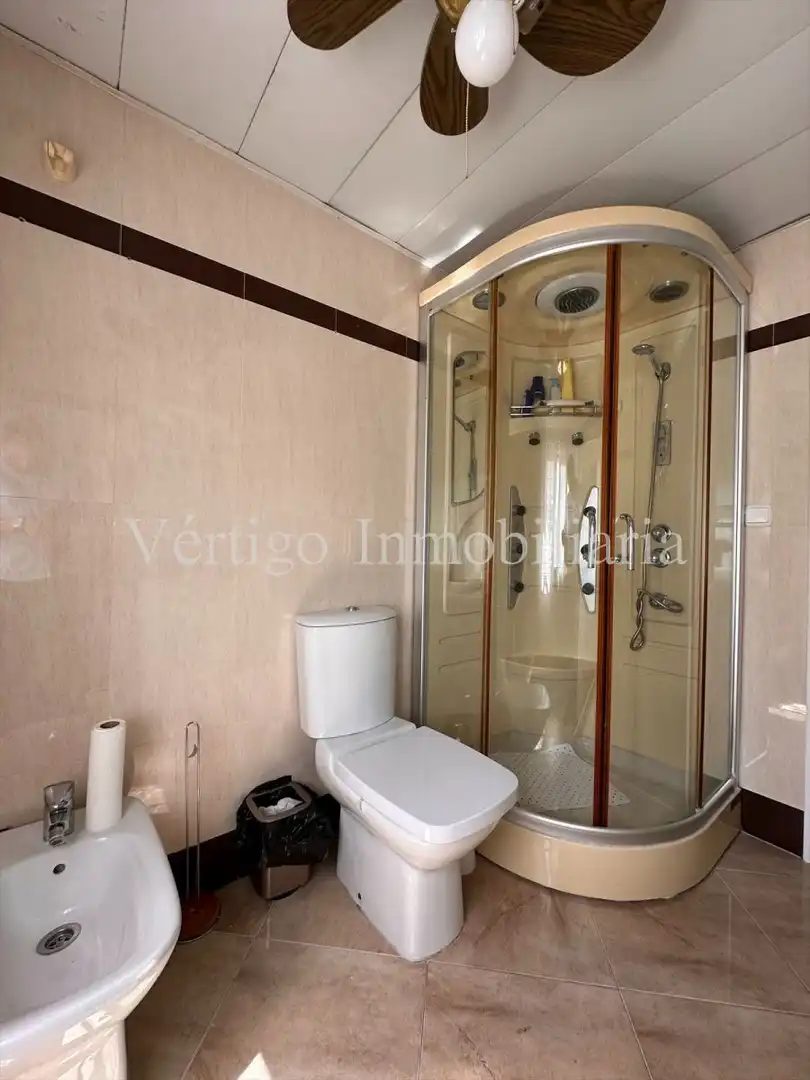 Bathroom of Flat for sale in Dos Hermanas  with Air Conditioner, Heating and Private garden