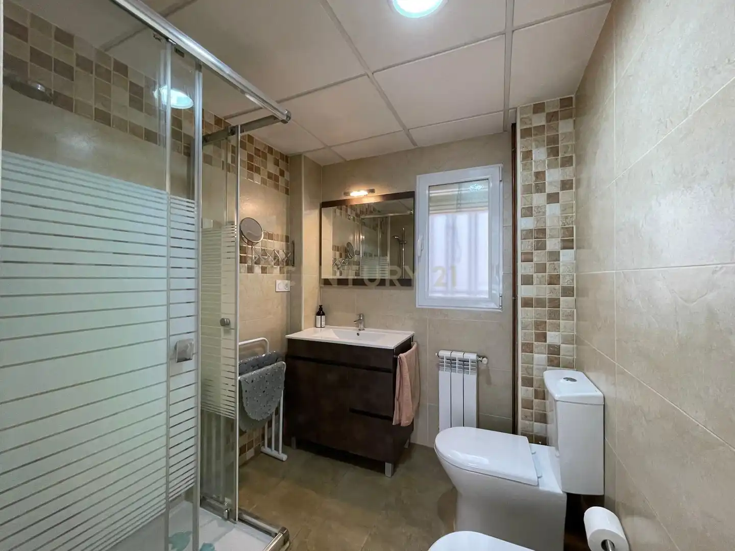 Baño de Piso de alquiler en Granada con Lavadora, Microondas y TV