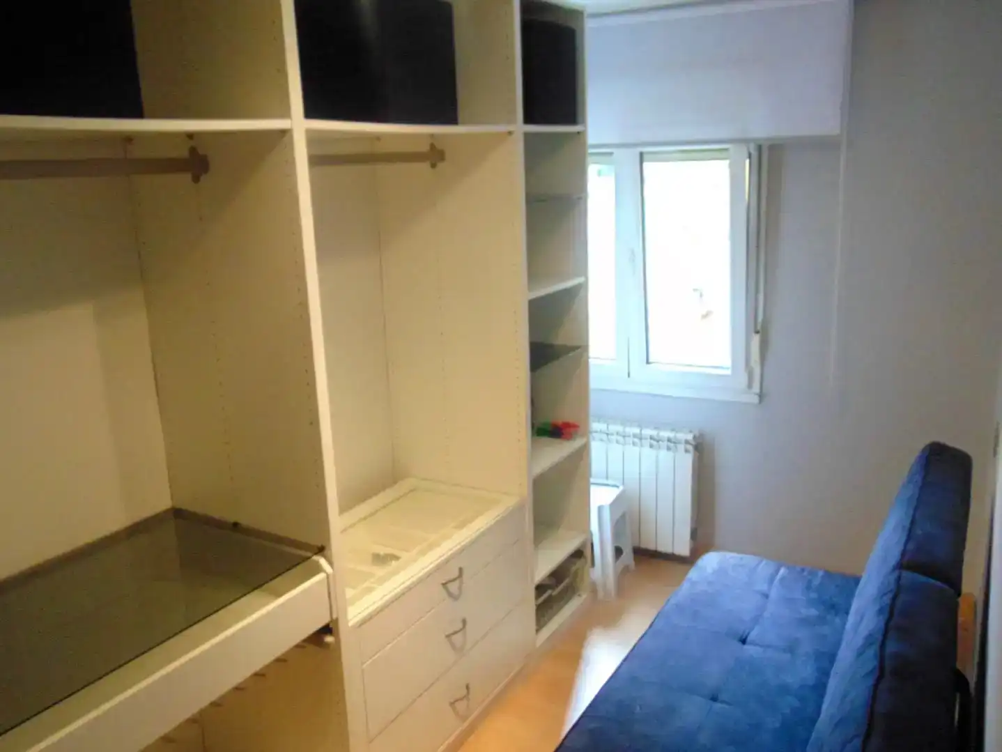Schlafzimmer von Wohnung zur Miete in Lena mit Parkett und Möbliert