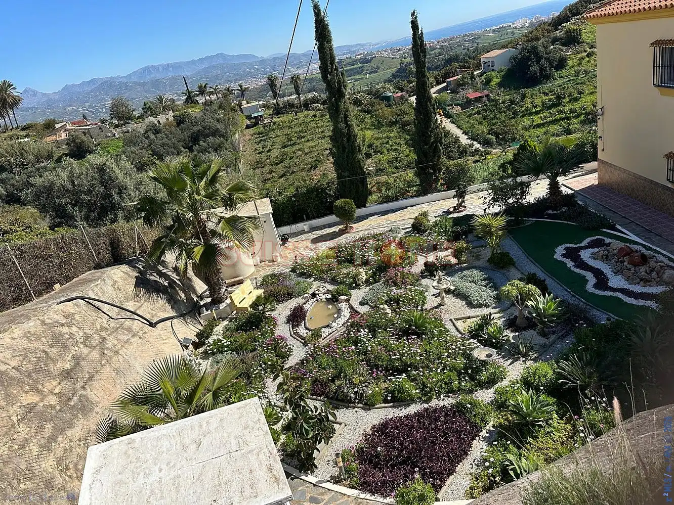Casa rústica con piscina en venta en Almayate