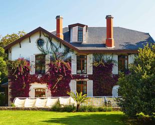 Vista exterior de Casa o xalet en venda en Bergondo amb Calefacció, Jardí privat i Parquet