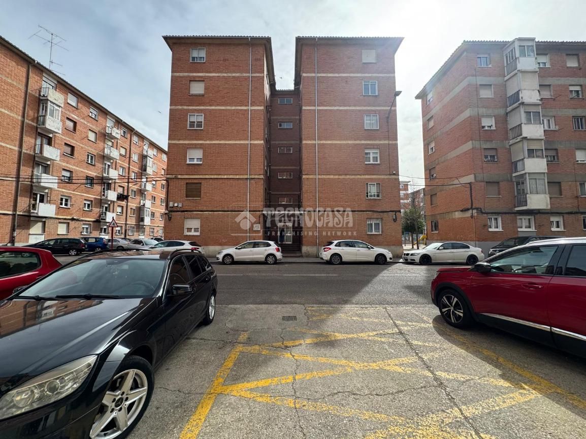 Vista exterior de Piso en venta en Palencia Capital con Calefacción, Parquet y Balcón