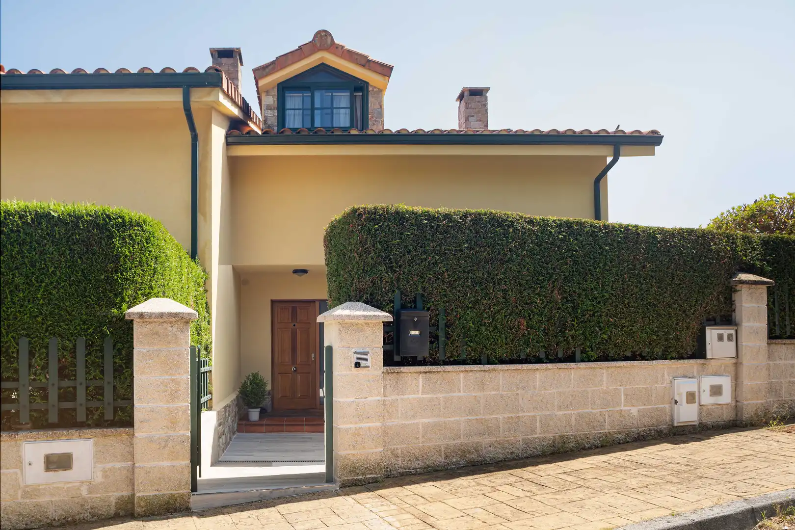 Vista exterior de Casa o xalet en venda en Sada (A Coruña) amb Calefacció, Jardí privat i Terrassa