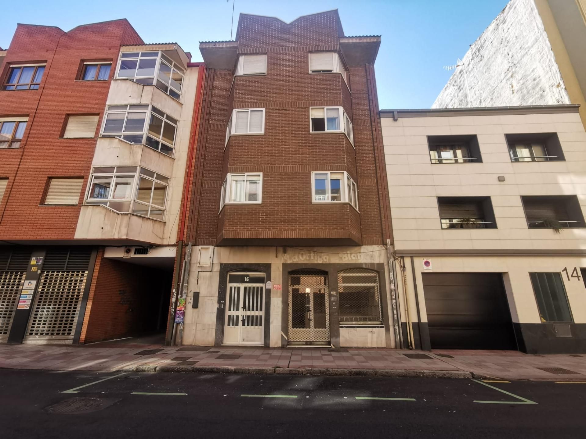 Außenansicht von Geschaftsraum zur Miete in León Capital  mit Möbliert