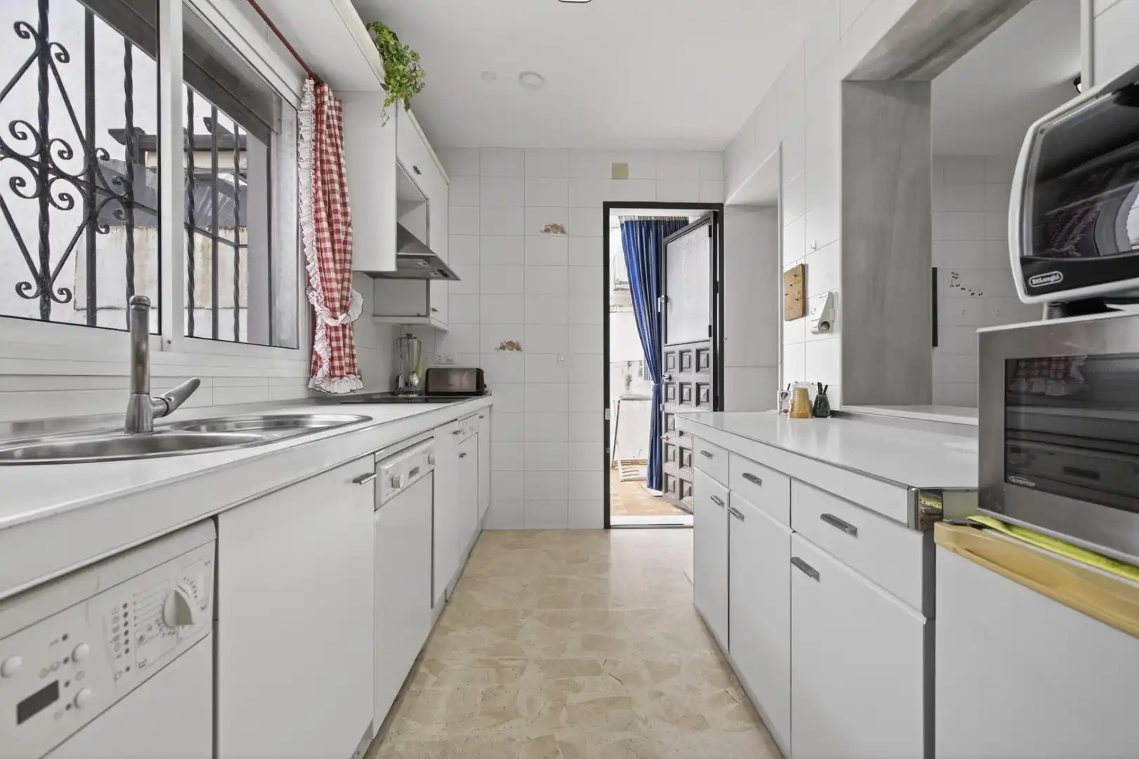 Kitchen of Houses for sale in Sevilla  with Air Conditioner, Terrace and Balcony