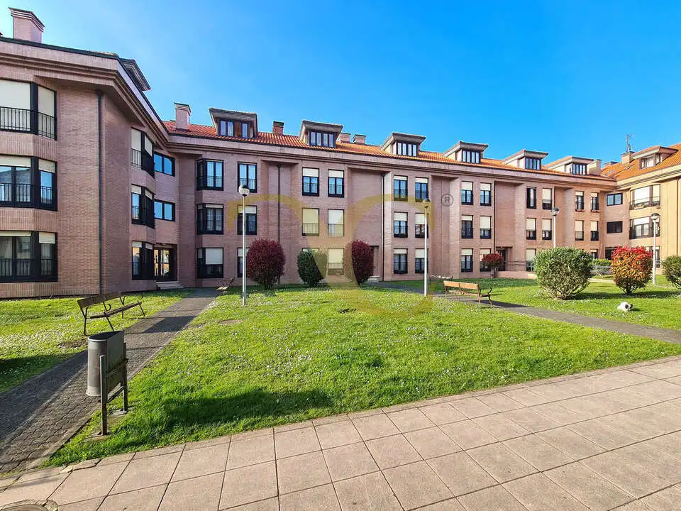 Vista exterior de Dúplex en venda en Avilés amb Calefacció, Jardí privat i Traster