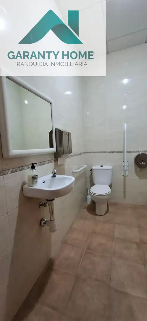 Baño de Local de alquiler en Bormujos con Aire acondicionado