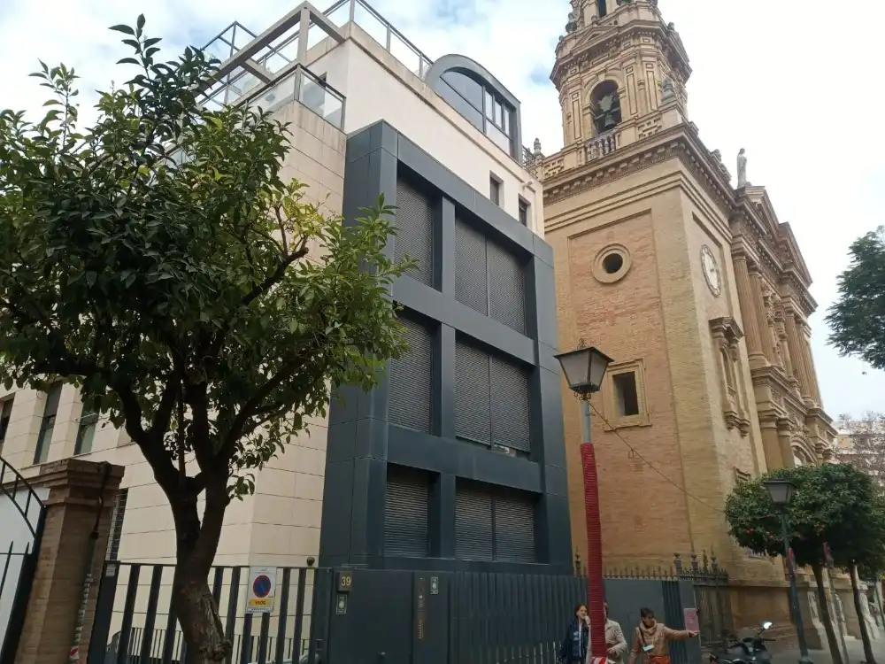 Vista exterior de Garaje en venta en Sevilla
