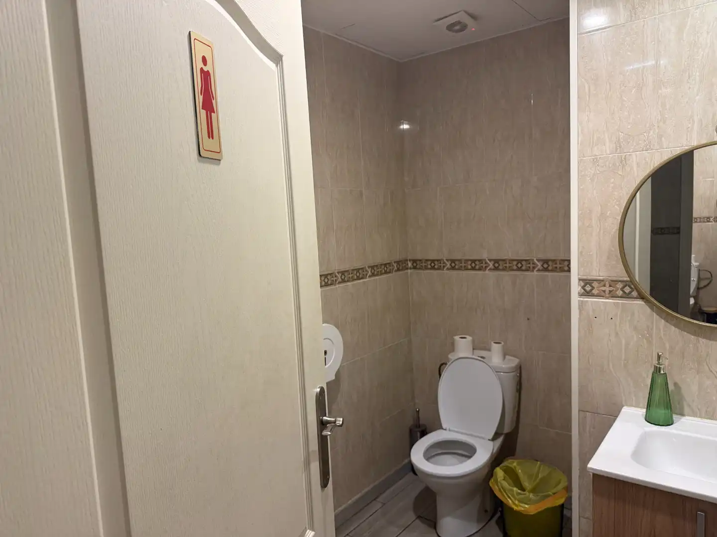 Baño de Local en traspaso en Granada con Aire acondicionado, Parquet y Terraza