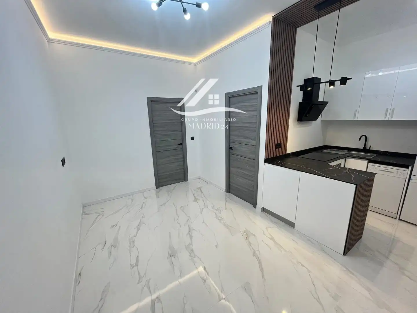 Flat for sale in Calle de Valencia, Embajadores - Lavapiés