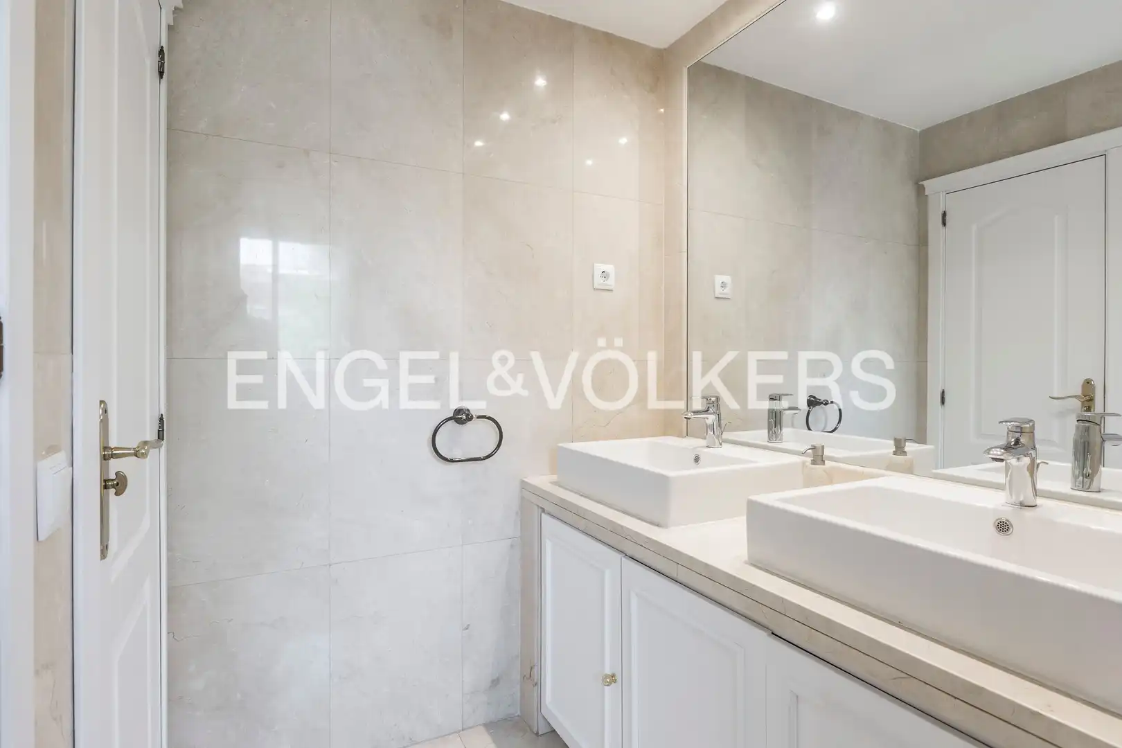 Baño de Casa o chalet de alquiler en Madrid con Calefacción, Jardín privado y Terraza