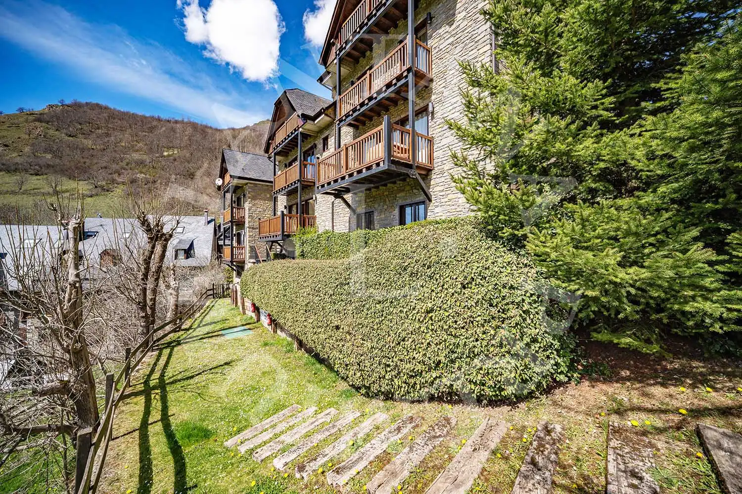 Vista exterior de Casa adosada en venta en Naut Aran con Calefacción, Jardín privado y Parquet