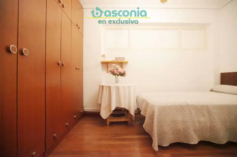 Dormitori de Pis en venda en Basauri  amb Calefacció, Terrassa i Moblat