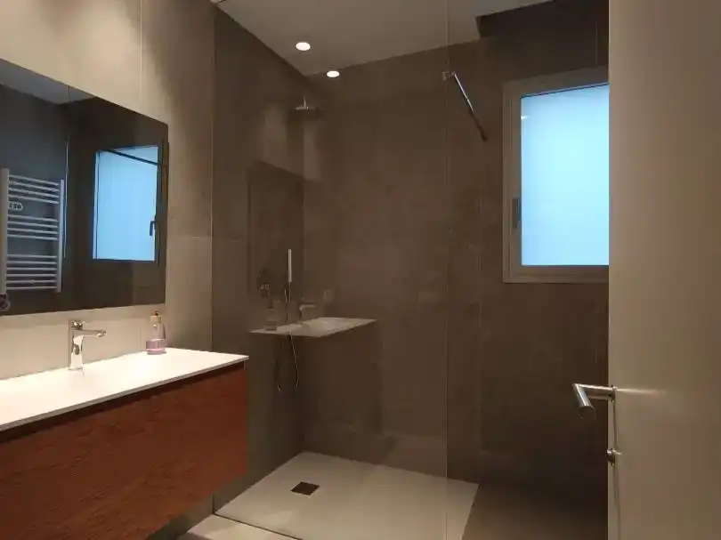 Bathroom of Flat for sale in Moncada  with Air Conditioner, Private garden and Parquet flooring