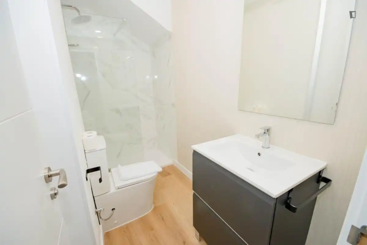 Badezimmer von Wohnungen zur Miete in Madrid mit Klimaanlage, Möbliert und Waschmaschine