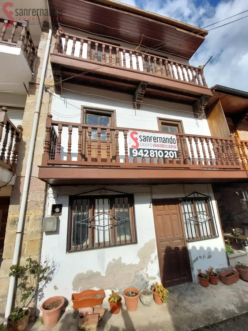Vista exterior de Casa o xalet en venda en Corvera de Toranzo amb Balcó