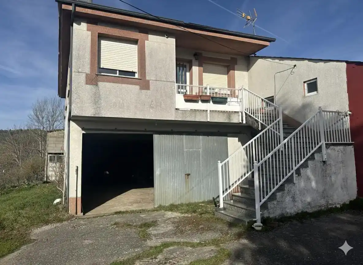 Aparcament de Casa adosada en venda en As Nogais  amb Jardí privat, Traster i Moblat