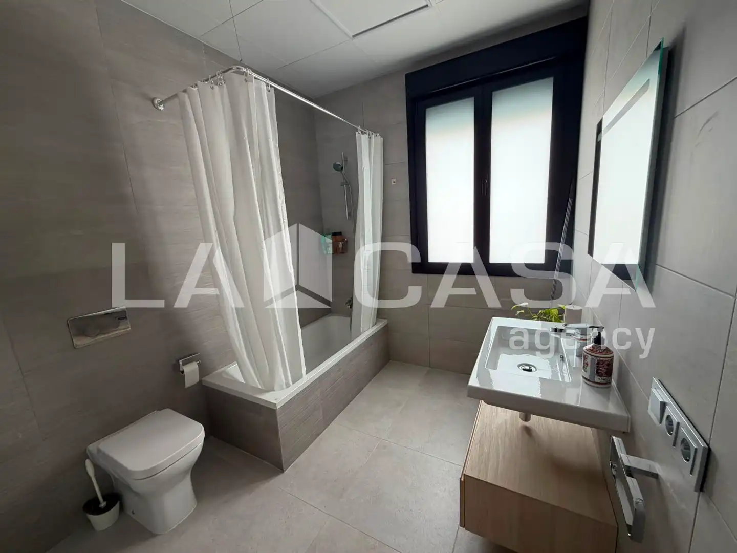 Badezimmer von Einfamilien-Reihenhaus zum Verkauf in Dos Hermanas mit Klimaanlage, Terrasse und Abstellraum